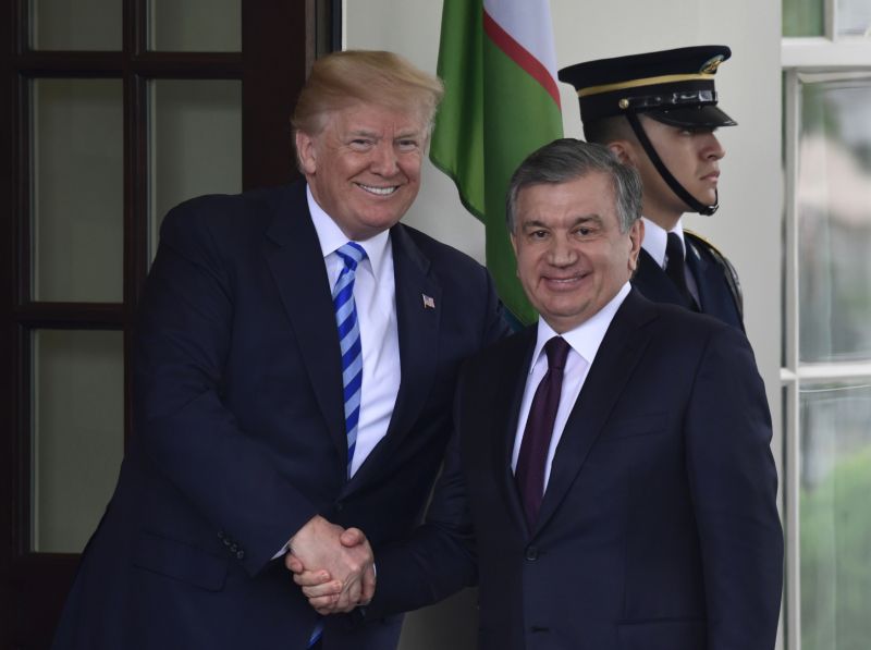 Prezident USA Donald Trump (vlevo) vítá uzbeckého prezidenta Shavkata Mirziyoyeva v Bílém domě.