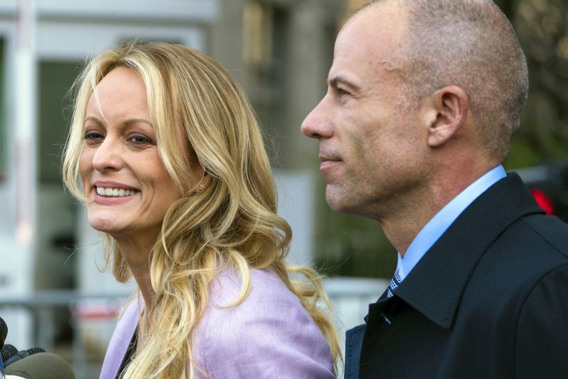 Americká pornoherečka Stephanie Cliffordová a její advokát Michael Avenatti.