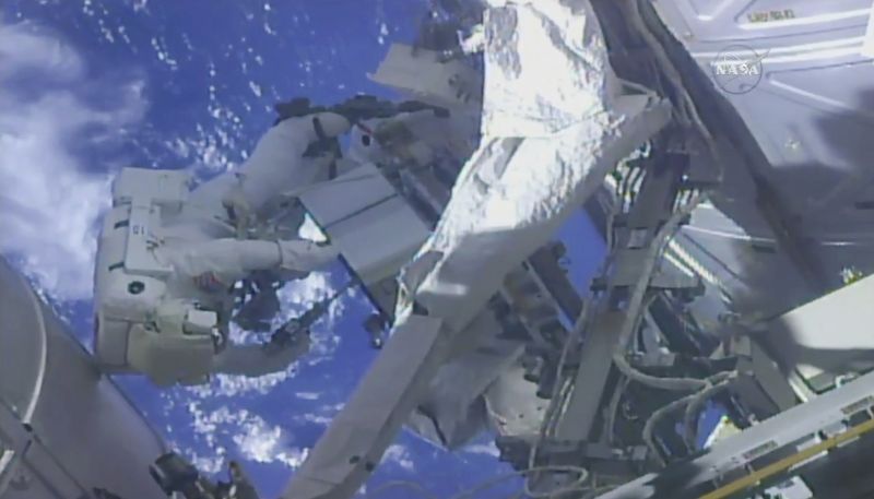 Astronauté pracující vně ISS.