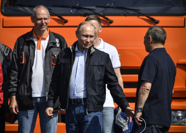 Vladimir Putin při otevření mostu. 