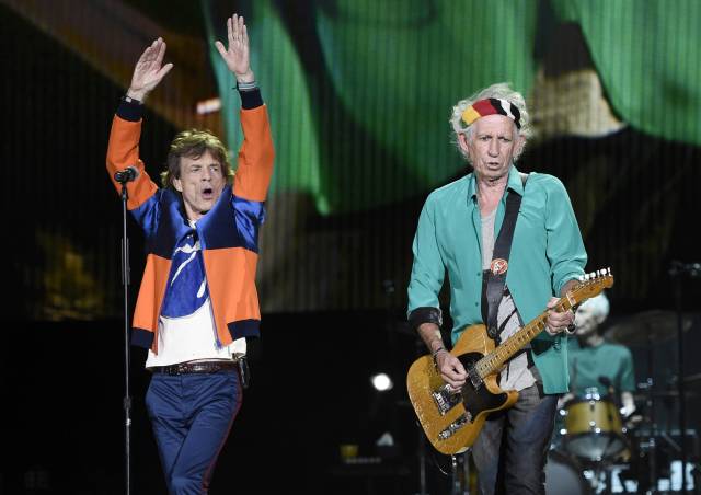 Zleva zpěvák Mick Jagger a kytarista Keith Richards.