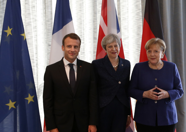 Francouzský prezident E. Macron, britská premiérka T. Mayová a německá kancléřka A. Merkelová.