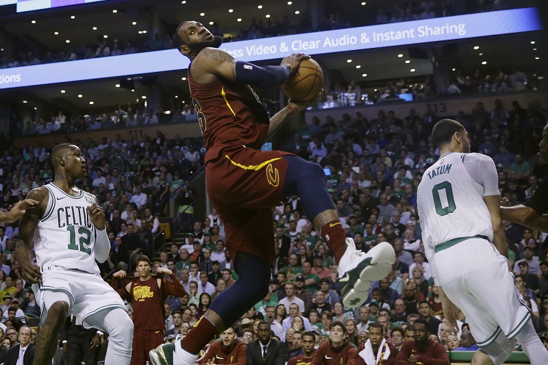 Ocenění pro nejužitečnějšího basketbalistu letošní sezony NBA získá jeden z trojice James Harden, LeBron James a Anthony Davis.