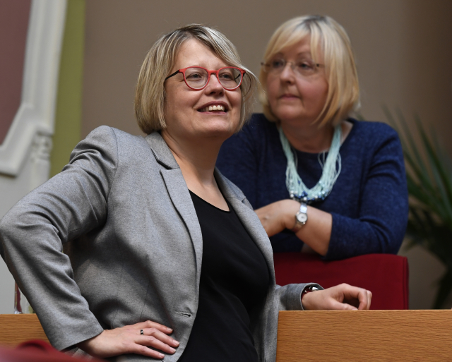 Náměstkyně primátorky Petra Kolínská (vlevo) a radní Jana Plamínková na jednání pražského zastupitelstva 17. května 2018 v Praze.