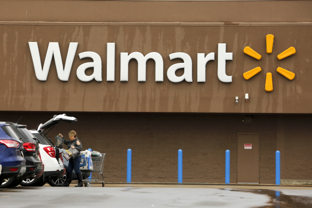 Čtvrtletní zisk Walmartu klesl, překonal však očekávání.