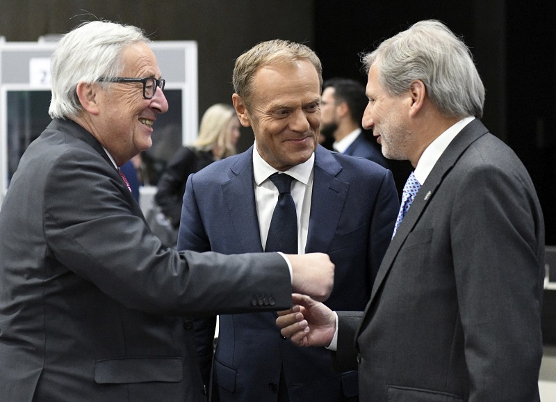 Donald Tusk (uprostřed) v rozhovoru s Jeanem-Claudem Junckerem (vlevo) a Johannesem Hahnem.