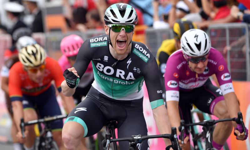 Irský cyklistka Sam Bennett se radoval na italském Giru letos podruhé. Irský cyklistka Sam Bennett se radoval na italském Giru letos podruhé.