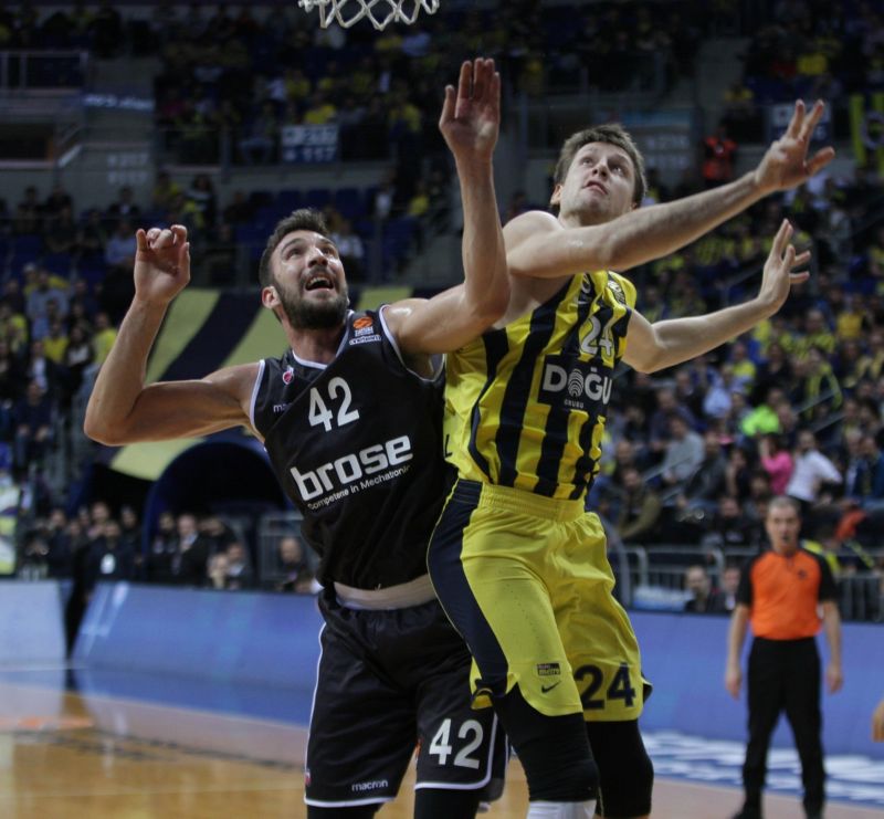 Basketbalista Jan Veselý (vpravo) má ve Fenerbahce větší úlohu než před rokem.