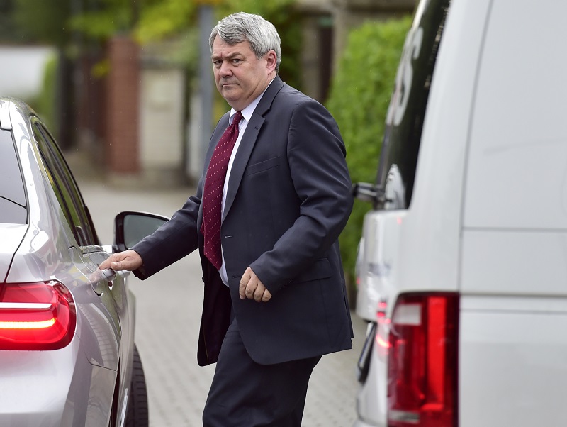 Předseda KSČM Vojtěch Filip přijíždí na schůzku s Janem Hamáčkem a Andrejem Babišem.