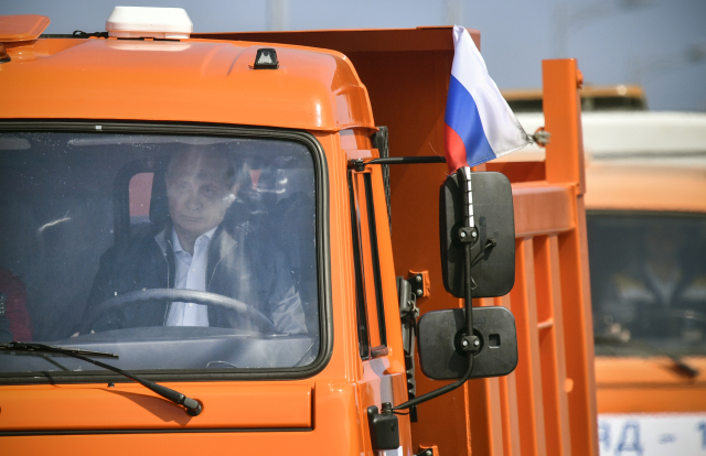 Vladimir Putin za volantem kamionu. 