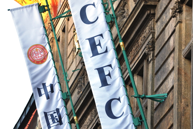 Budova bývalé Živnostenské banky v Praze, sídlo společnosti CEFC Investment (Europe) Company a.s. (CEFC). Na snímku z 26. dubna vlajky s logem společnosti.