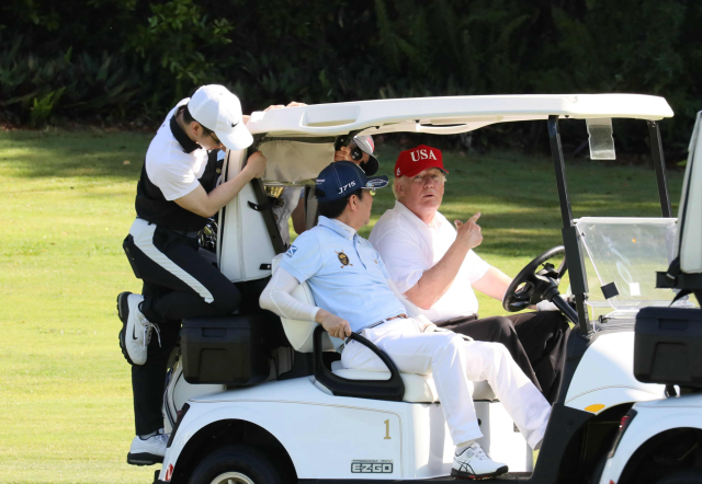 Trump při hraní golfu.