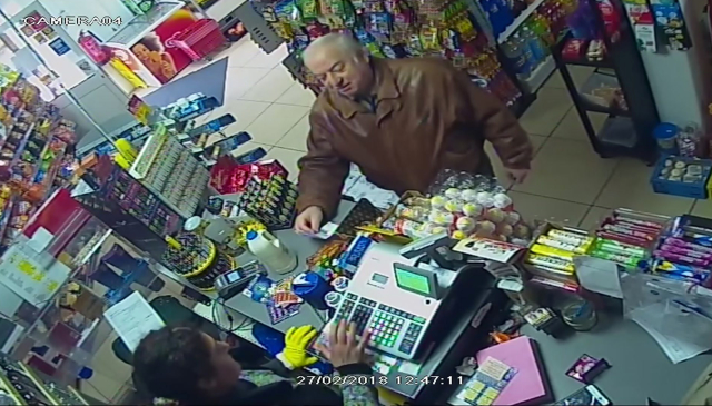 Sergej Skripal na záznamu bezpečnostní kamery.