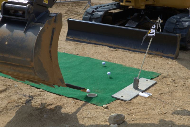 Roadshow Cat TATRA je v polovině, bagry soutěžily i v "golfu".
