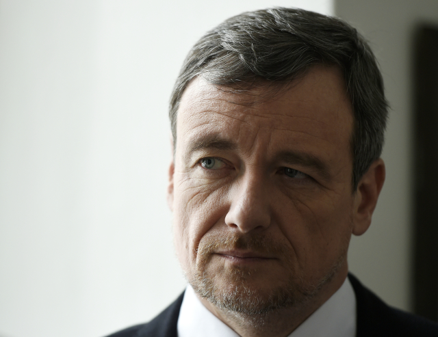 Podle lidí se politici rozhodují především na základě úplatků nebo lobby 