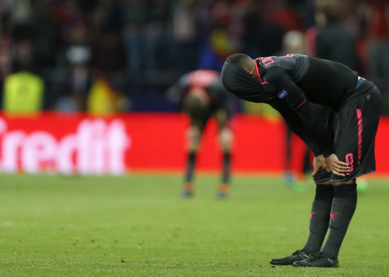 Alexandre Lacazette doplatil na vysokou konkurenci v útoku.