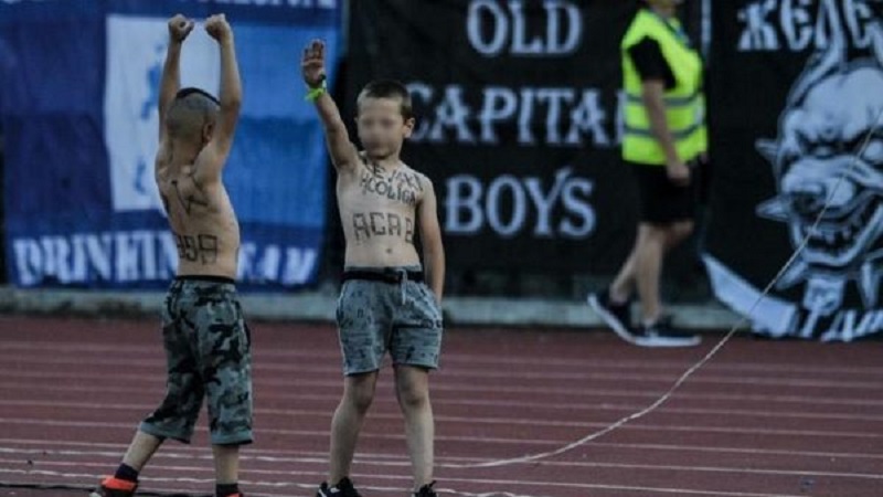 Hajlující děti na hřišti bulharského klubu Levski.