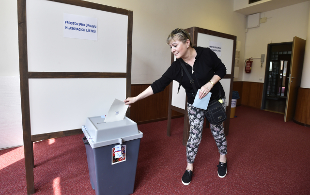 Doplňovacích voleb do senátu se zúčastnilo zhruba 20 procent lidí