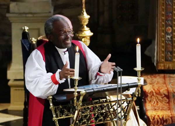Americký biskup Michael Curry při kázání na svatbě.