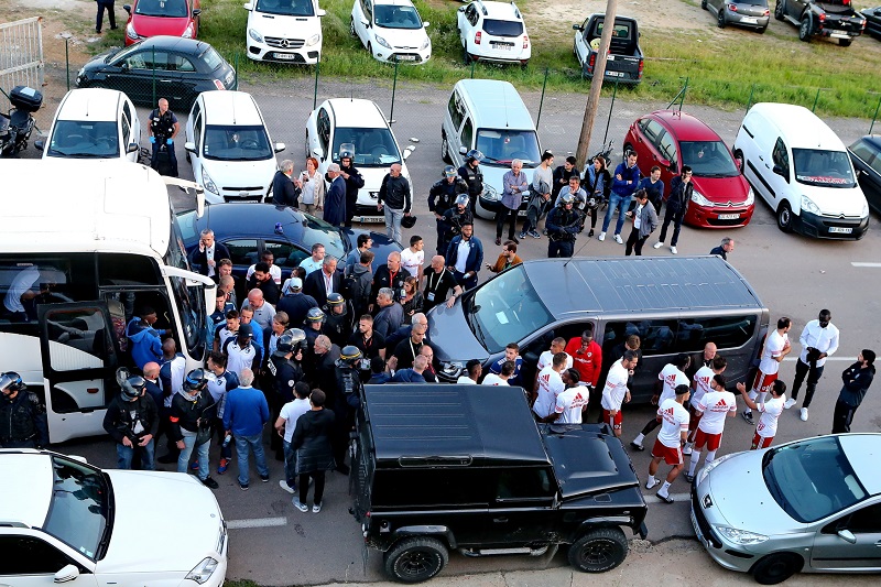 Fanoušci Ajaccia zaútočili na autobus soupeře.