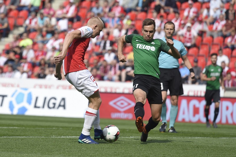 Michal Frydrych v souboji s jabloneckým Čvančarou.