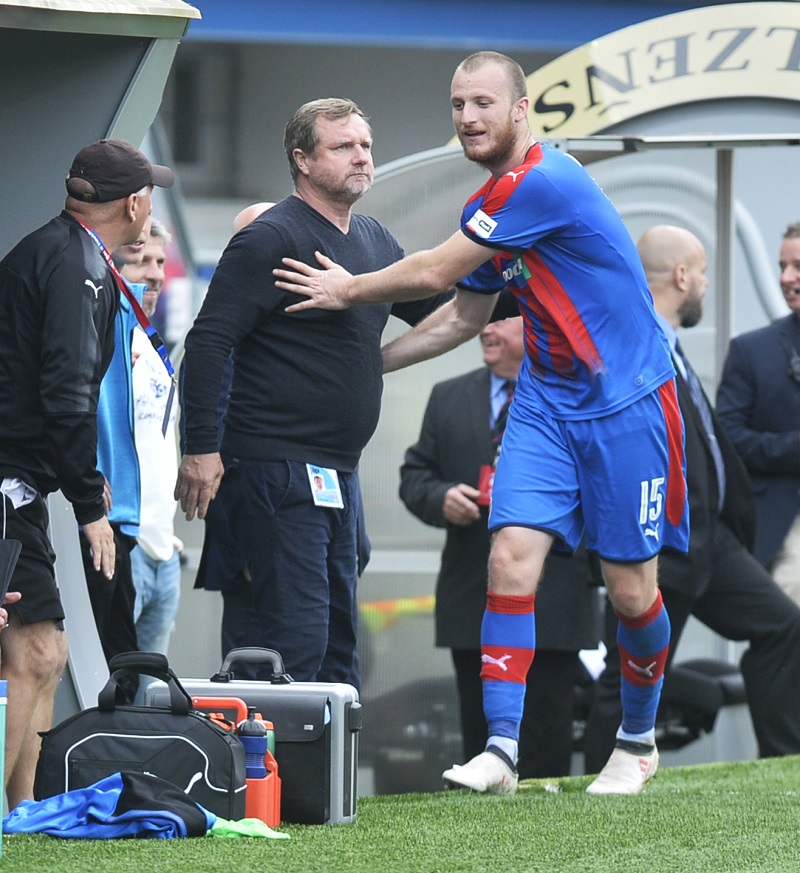 Pavel Vrba společně se střídajícím Krmenčíkem.