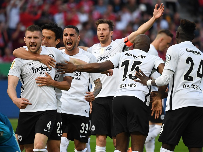 Velké překvapení! Frankfurt ve finále poháru porazil Bayern.