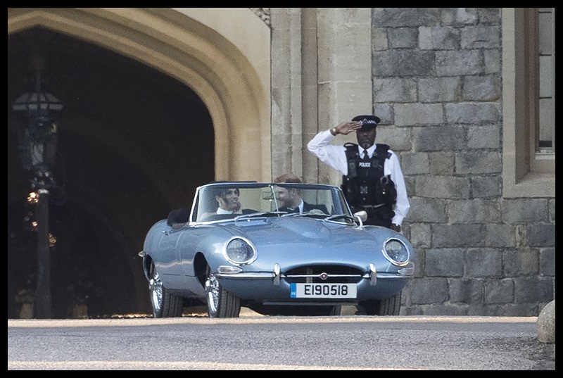 Harry s Meghan se odvezli v elektrické verzi legendárního jaguaru Jaguar E-Type Zero.