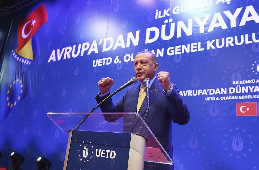 Recep Tayyip Erdogan na předvolebním shromážděním v Sarajevu.