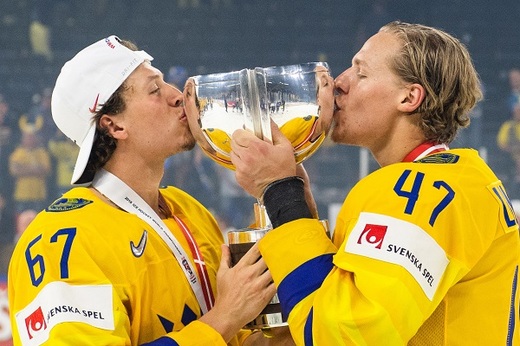 Útočník Rickard Rakell a bek Hampus Lindholm se radují z kýženého vítězství.
