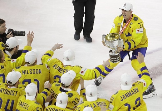 Kapitán Mikael Backlund pozvedává trofej pro mistry světa.