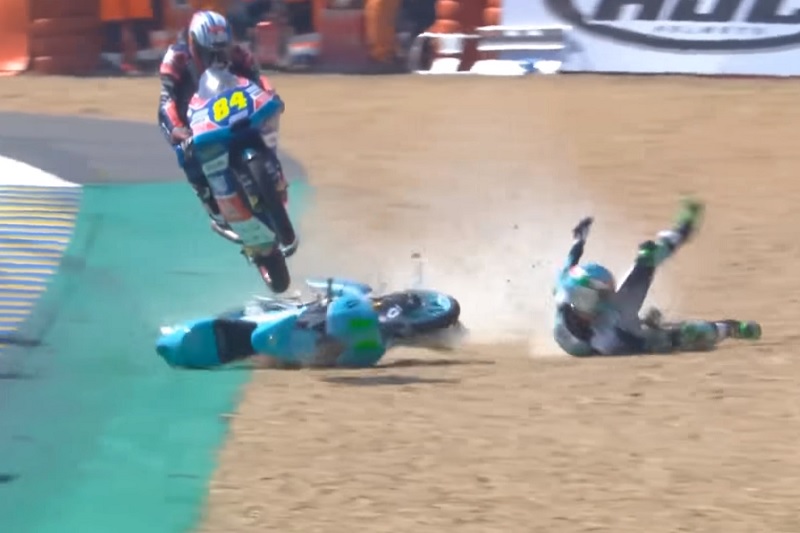 Jakub Kornfeil se při závodě ve francouzském Le Mans blýskl parádním kouskem, když přeskočil ležící motocykl svého soupeře.