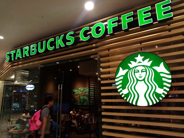 Odteď mohou v USA využívat prostory Starbucksu i ti, kdo si v kavárně nic nekoupí.