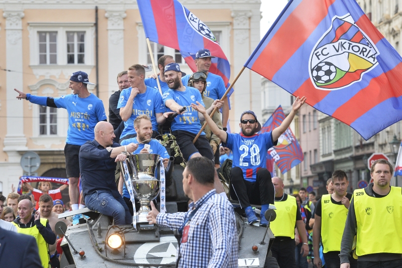 Plzeňští fotbalisté si užili mistrovské oslavy jízdou v tanku centrem města. Plzeňští fotbalisté si užili mistrovské oslavy jízdou v tanku centrem města.