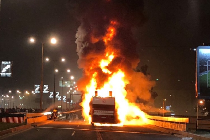 Fotbalisté srbské Crvené Zvezdy zapálili během oslavy ligového titulu svůj autobus.