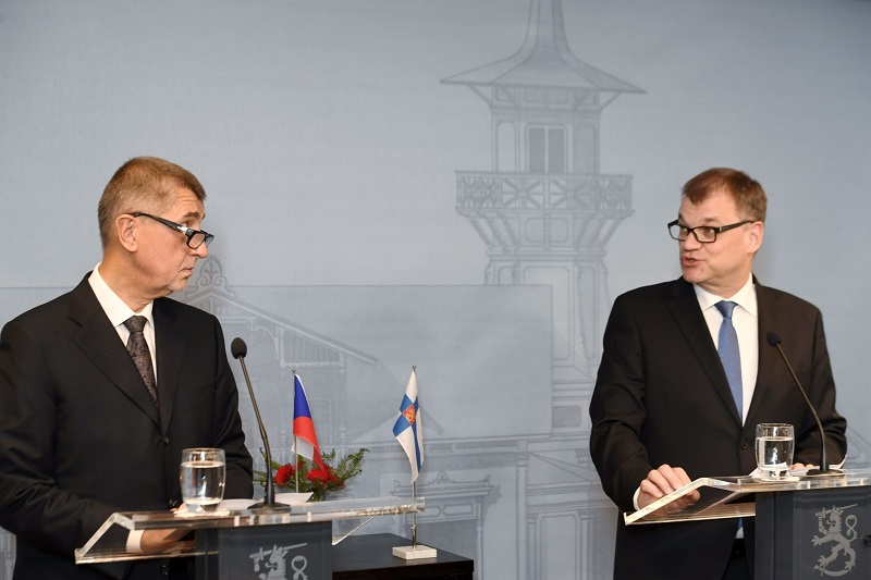 Premiér v demisi Andrej Babiš (vlevo) se ve Finsku sešel se svým protějškem Juhou Sipilem.