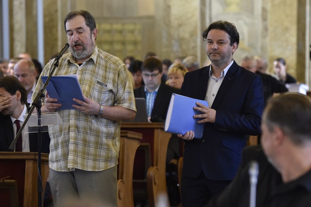 Předání otevřeného dopisu. Vlevo Igor Tesařík, který dopis přečetl zastupitelům, vpravo Jan Hrozek, který dopis předal primátorovi.