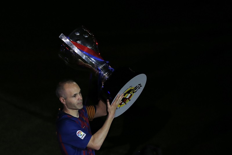Španělský záložník Andrés Iniesta by měl dle spekulací zamířit do Číny, o jeho služby však stojí také v Japonsku, kam jej vábí Lukas Podolski.