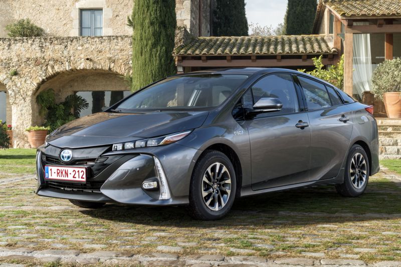 Toyota těží z velké nabídky hybridních pohonů v modelové řadě.