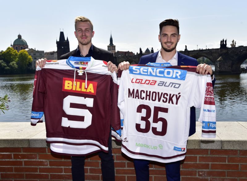 Daniel Přibyl a Matěj Machovský (vpravo) jsou novými posilami hokejové Sparty.