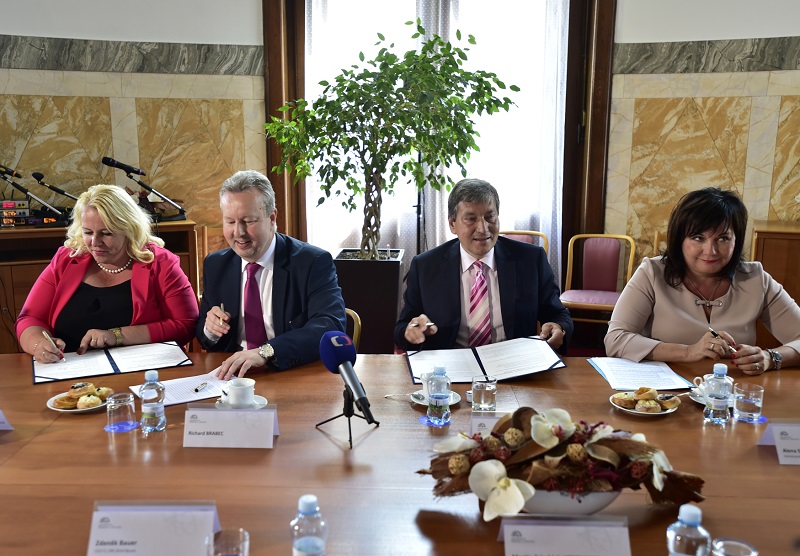 Ministři vlády v demisi podepsali 22. května 2018 v Praze se zástupci plynařů memorandum o dlouhodobé spolupráci v oblasti rozvoje vozidel na zemní plyn pro období do roku 2025.
