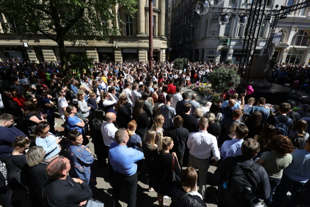 Lidé přišli uctít památku Manchesterského útoku. 