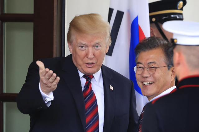 Donald Trump (vlevo) a Mun Če-In (vpravo). 