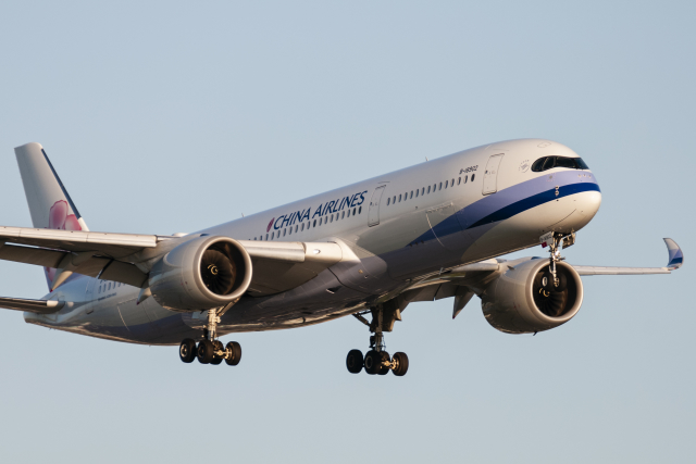 Airbus A350-900 při přistání. 