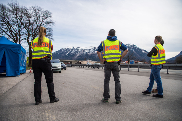 Němečtí policisté na hranicích. 