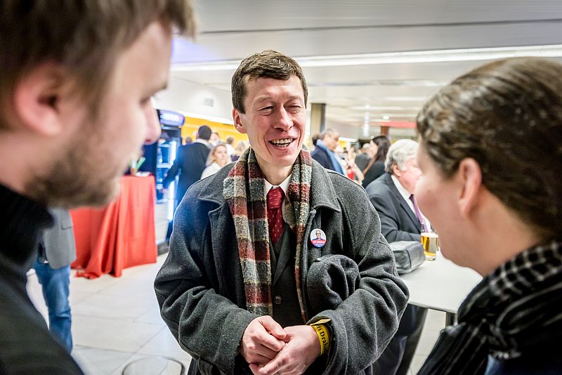 Překladatel Hayato Okamura během druhého kola prezidentských voleb.