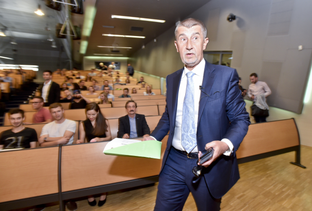 Premiér v demisi Andrej Babiš přichází 10. května 2018 přednášet na Národohospodářské fakultě Vysoké školy ekonomické v Praze o svých znalostech a zkušenostech v oblasti aktuální hospodářské politiky ČR, strategii a cílech vlády .