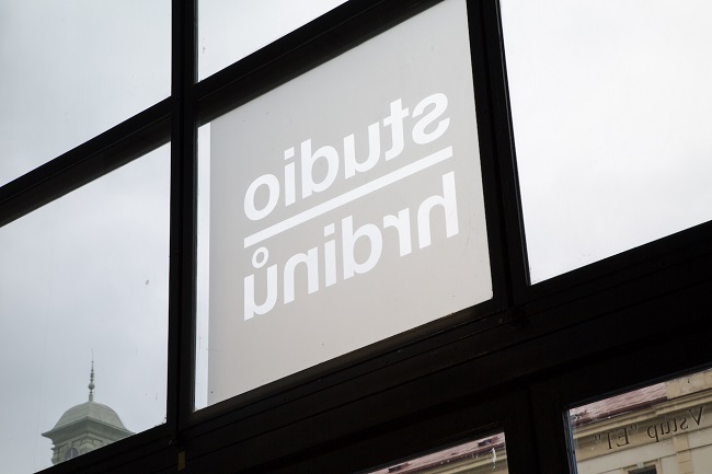 Studio Hrdinů hlásí potíže, potřebuje rekonstrukci.