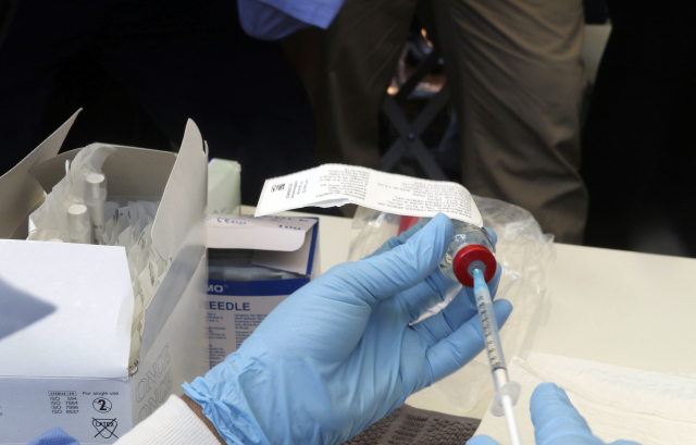 Od 16. května dodává WHO do Konga tisíce experimentálních vakcín. Od 16. května dodává WHO do Konga tisíce experimentálních vakcín.