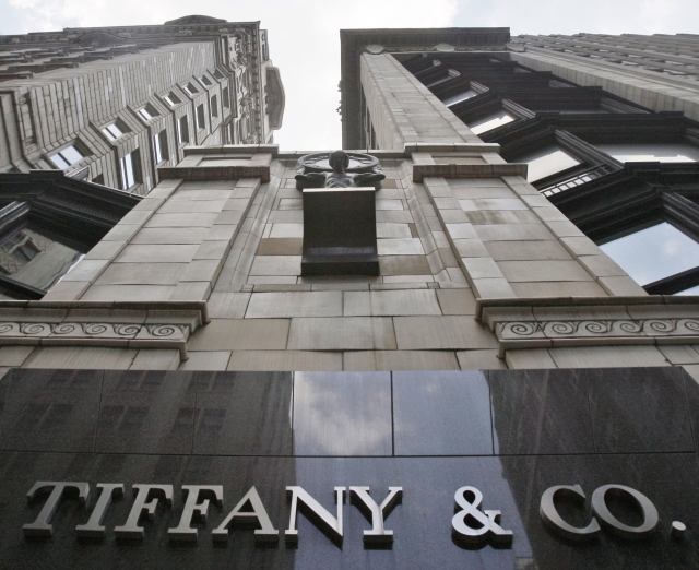 Zisk klenotnictví Tiffany překonal odhady analytiků. Zisk klenotnictví Tiffany překonal odhady analytiků.